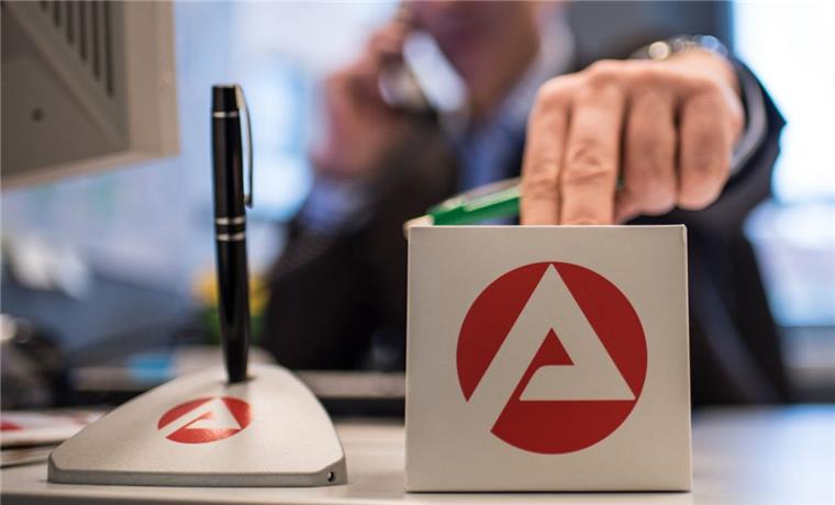 Die Arbeitslosigkeit in Bremen und Niedersachsen ist im September leicht gesunken, wie die Arbeitsagentur am Montag mitteilte. 
