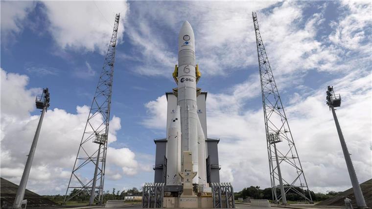 Die Ariane 6 kann mit zwei oder vier Boostern ausgestattet werden und Satelliten in verschiedene Orbits bringen.