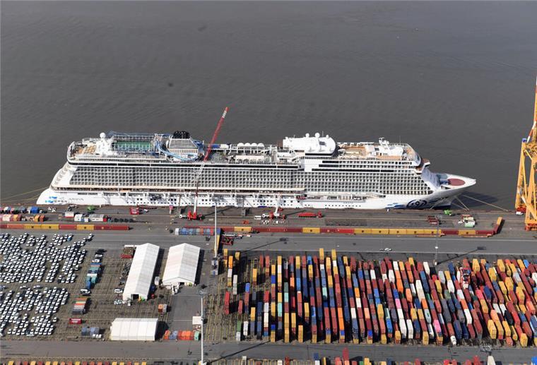 Die „Aroya“ liegt für den Umbau am Containerterminal.