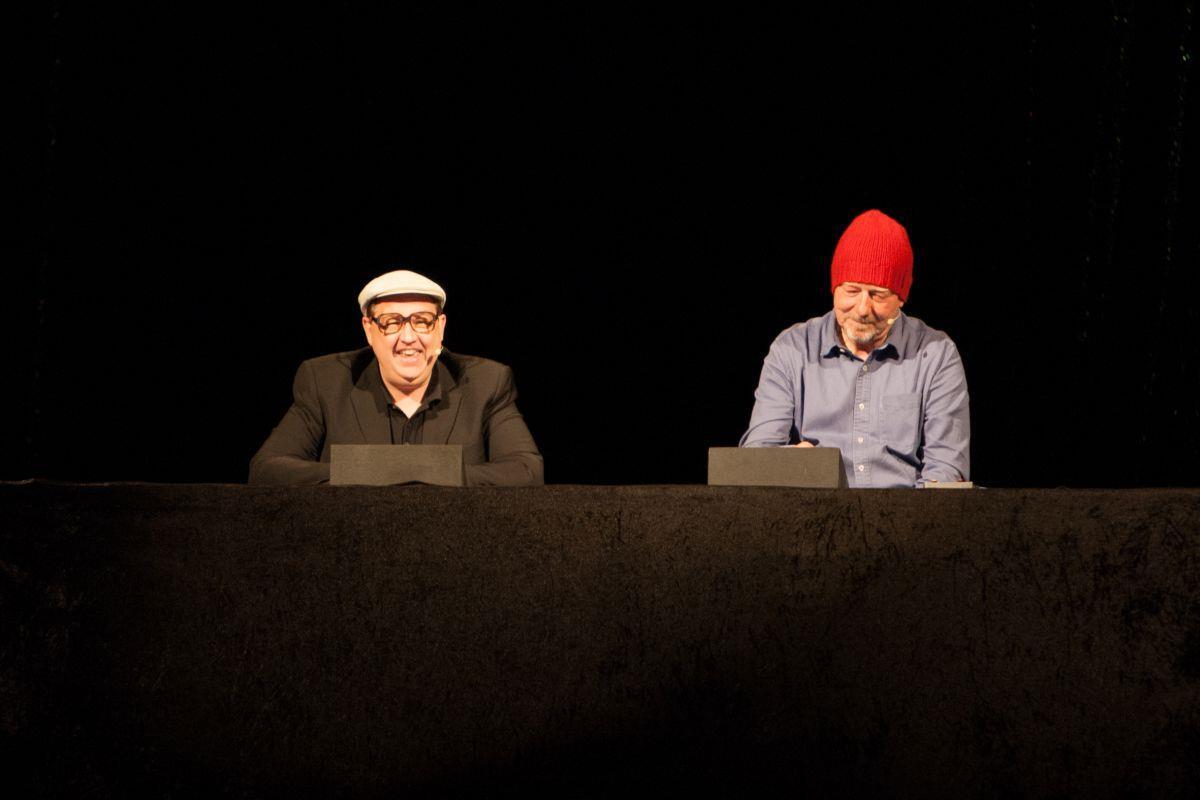 Deftige Kabarettkost von Kalkofe und Wischmeyer "Die Arschkrampen" in der Stadthalle Bremerhaven - links Oliver Kalkofe, rechts Dietmar Wischmeyer.
