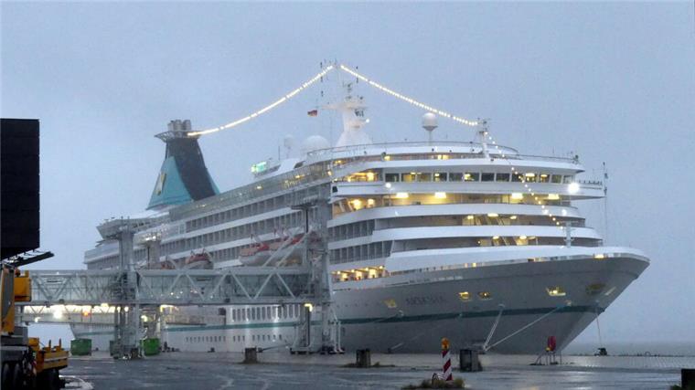 Kreuzfahrtschiff an einer Kaje. Die „Artania“ blieb wegen Sturmtief „Detlef“ das gesamte Wochenende über in Bremerhaven. Trotzdem erlebten die Passagiere an Bord ein abwechslungsreiches Gala-Programm mit Konzerten und Shows.