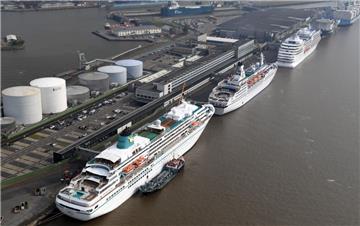 Die „Artania“, die „Amadea“ und die „Albatros“ an der Columbuskaje in Bremerhaven. Sonntag kommt noch die „Deutschland“ hinzu.  