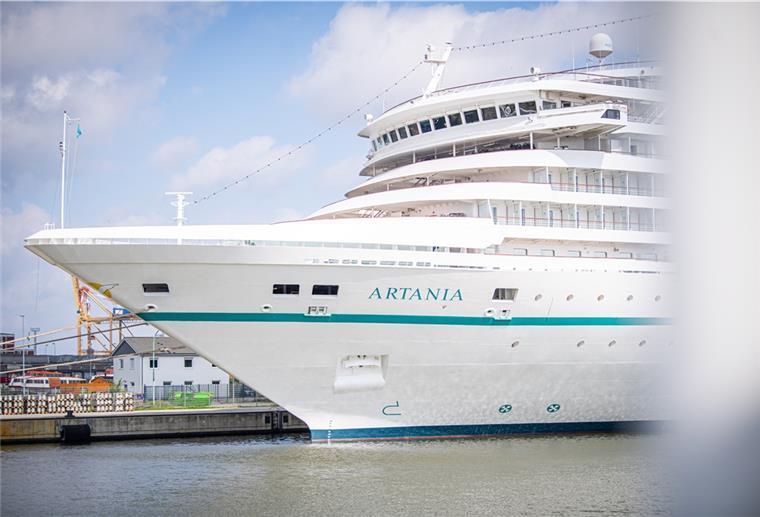 Die „Artania“ kam mit zwölf Infizierten nach Bremerhaven. Betroffen sind in erster Linie Crew-Mitglieder. Foto: Hartmann