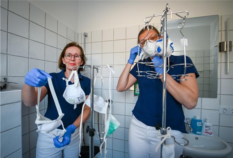 Die Arztinnen Corinna Foerster (links) und Ingrid Mangels brauchen Atemschutzmasken und Schutzanzüge.