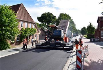 Die Asphaltkolonne arbeitet sich im Schneckentempo über die 1,2 Kilometer lange Ortsdurchfahrt von Kirchwistedt.