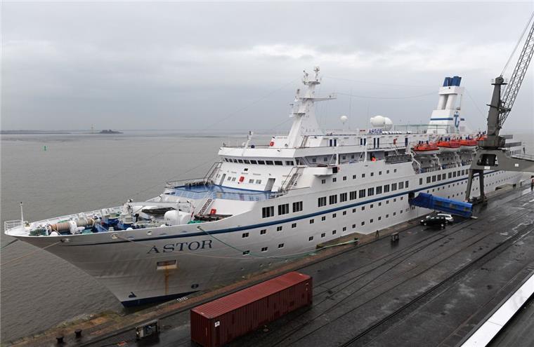 Die "Astor" kommt nicht nach Bremerhaven. Sie liegt nach einem Unfall in einer Werft in Frankreich.