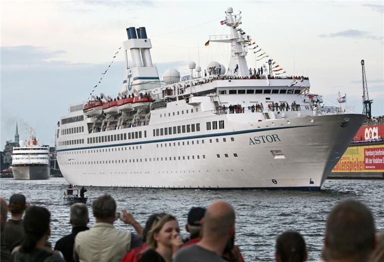 Bremerhaven: Die "Astor" legt in Richtung Schottland ab Die "Astor" liegt am Freitag in Bremerhaven.