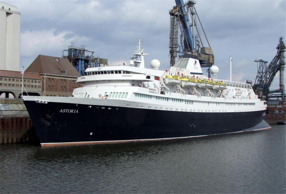 Ein Kreuzfahrtschiff zum Schnäppchenpreis: „Astoria“ in Rotterdam versteigert Ein Kreuzfahrtschiff liegt im Hafen. Die „Astoria“ wurde jetzt in Rotterdam für 200.000 Euro versteigert.