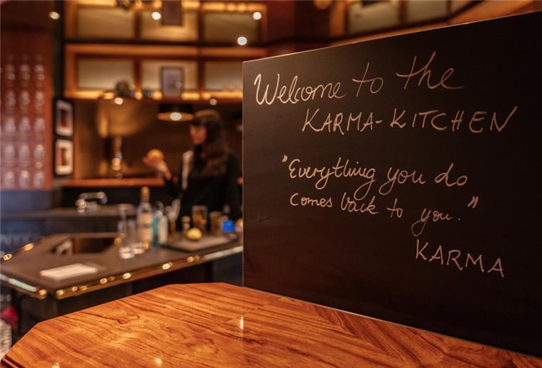KARMA-KITCHEN - Schicksal regelt das schon Die auf Schiefertafeln geschriebenen Lebensweisheiten unterstreichen das Konzept von KARMA-KITCHEN und schaffen eine vertrauensvolle Atmosphäre entspannter Gastlichkeit.