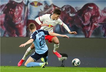 Die Aufholjagd beginnt: Leipzigs Patrik Schick (rechts) überwindet Matthias Ginter und trifft danach zum 1:2.