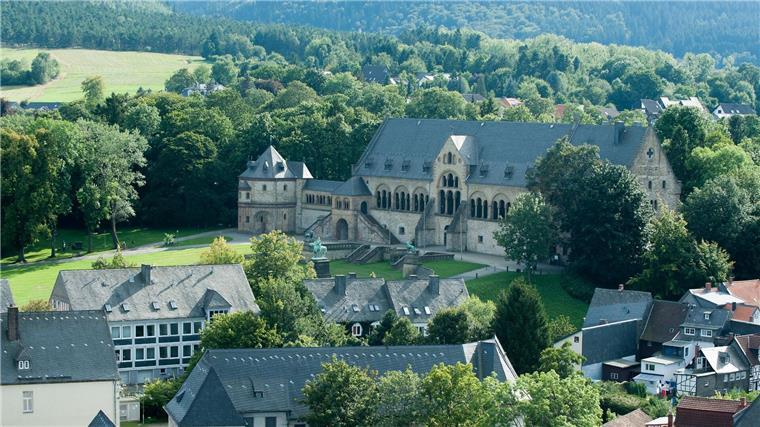 Die Aufnahme vom Nordturm der Marktkirche zeigt die Kaiserpfalz. Auf dem Gelände um das welterbegeschützte Kaiserpfalz-Gebäude soll unter anderem eine neue Stadthalle entstehen.