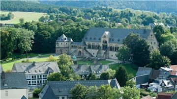 Die Aufnahme vom Nordturm der Marktkirche zeigt die Kaiserpfalz. Auf dem Gelände um das welterbegeschützte Kaiserpfalz-Gebäude soll unter anderem eine neue Stadthalle entstehen.