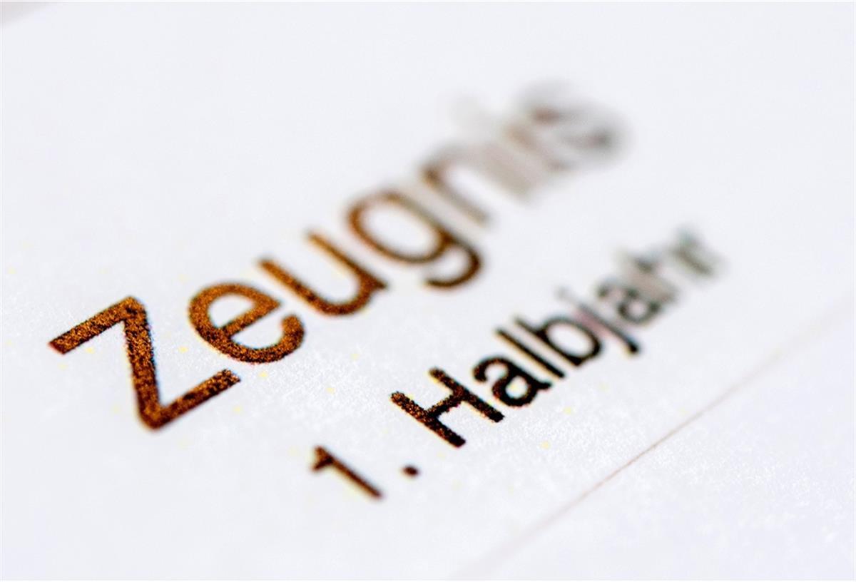 Zeugnisübergabe: Ganz anders als gewohnt Die Aufschrift „Zeugnis 1. Halbjahr“ steht auf einem Halbjahreszeugnis. Wegen der Corona-Pandemie läuft die Zeugnisvergabe zum Ende des ersten Schulhalbjahres in Niedersachsen in diesen Tagen anders ab als gewohnt.