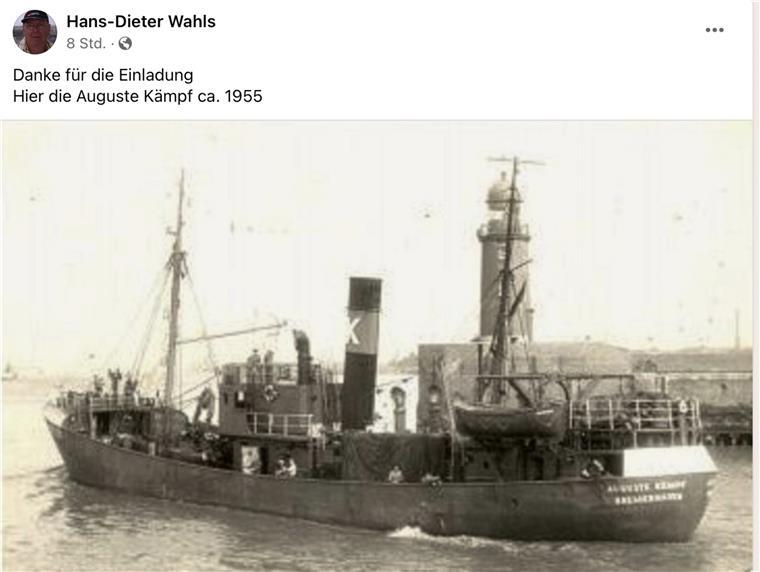 Die "Auguste Kämpf", ein typischer Bremerhavener Fischdampfer, passiert die Nordmole in den 50er-Jahren.