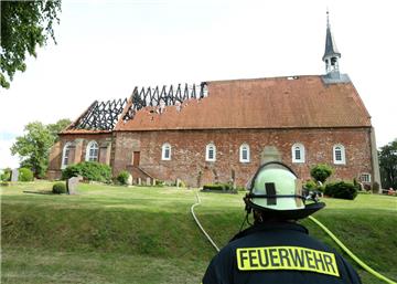Die aus dem 13. Jahrhundert stammende Golzwarder Kirche ist bei einem Feuer stark beschädigt worden. 

