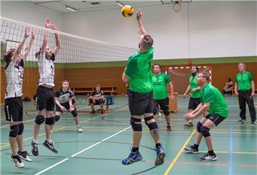 Die aus der Bezirksklasse aufgestiegene TSG Burhave (grüne Trikots) freut sich auf die Bezirksligasaison mit Spielen gegen den AT Rodenkirchen und vier weitere Gegner.