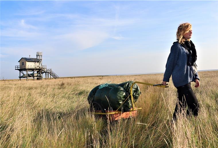 Die aus Wremen stammende Anne de Walmont war 2019 für sieben Monate als Vogelschutzwartin auf der unbewohnten Insel Trischen im schleswig-holsteinischen Wattenmeer unterwegs.
