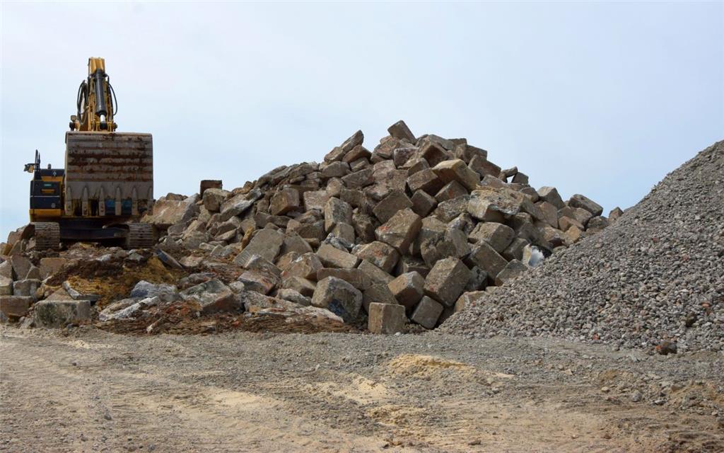 Die ausgebauten Betonbrocken werden an Ort und Stelle geschreddert und später al...