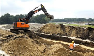 Die ausgehobene Erde beim Tunnelbau wird zu einer Aussichtsplattform.