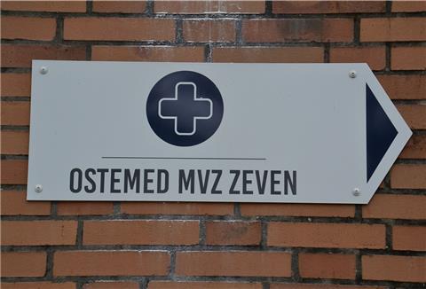 Die Ausschilderung des MVZ im Straßenbild der Stadt bedarf der behördlichen Genehmigung. Das stellt insbesondere Auswärtige, die beispielsweise die Rheumatologin am MVZ aufsuchen wollen, zuweilen vor eine Herausforderung.