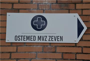 Die Ausschilderung des MVZ im Straßenbild der Stadt bedarf der behördlichen Genehmigung. Das stellt insbesondere Auswärtige, die beispielsweise die Rheumatologin am MVZ aufsuchen wollen, zuweilen vor eine Herausforderung.