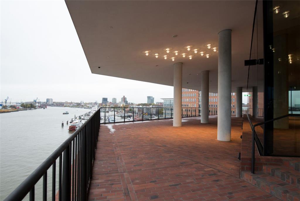 Die Außenplaza mit Blick auf den Hafen und die Landungsbrücken.