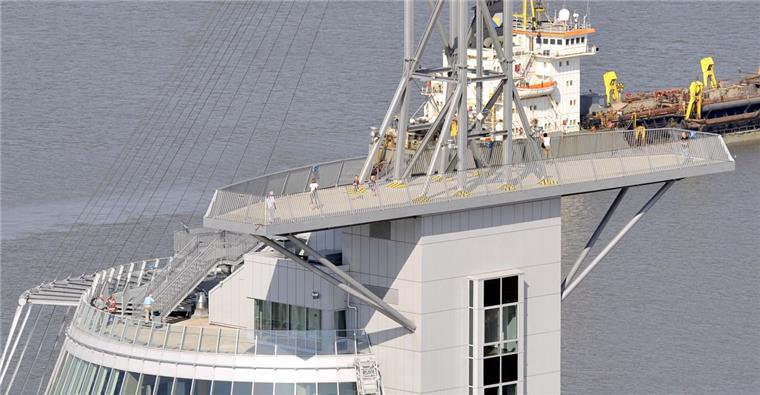 Bremerhaven: Mann springt vom Sail-City-Hochhaus Die Aussichtsplattform des Sail City Hotels.