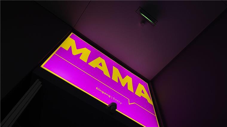 Mama, Merkel, Mörderflasche - Mutterschaft in der Kunst Die Ausstellung „Mama. Von Maria bis Merkel“ im Düsseldorfer Kunstpalast zeigt mehr als 120 Kunstwerke und Alltagsobjekte mit Bezug zur Mutterschaft vom 14. Jahrhundert bis heute.