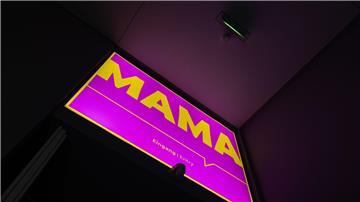 Die Ausstellung „Mama. Von Maria bis Merkel“ im Düsseldorfer Kunstpalast zeigt mehr als 120 Kunstwerke und Alltagsobjekte mit Bezug zur Mutterschaft vom 14. Jahrhundert bis heute. 