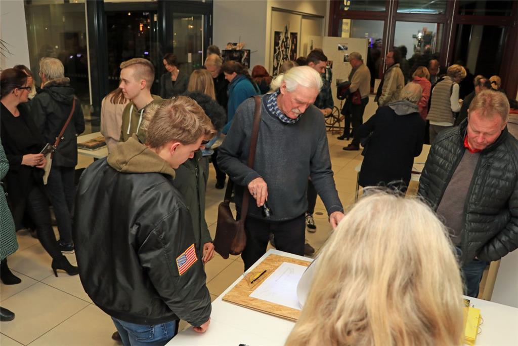 Die Ausstellung mit dem Titel „vielSeitigkeit“ ist ein Gemeinschaftsprodukt des Leistungskurses Kunst und dem Seminarfach Kunst am St. Viti-Gymnasium.