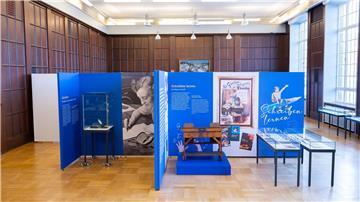 Die Ausstellung über Schreibkultur ist im historischen Konferenzsaal von Pelikan aufgebuat.