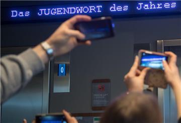 ARCHIV - 18.11.2016, Bayern, München: Auf einem Laufband erscheint «Jugendwort des Jahres» über den digitalen Newsticker eines Hotel. Der Langenscheidt-Verlag hat die zur Wahl stehenden Begriffe für das «Jugendwort 2023» bekanntgegeben. (zu dpa: «Auswahl für «Jugendwort des Jahres» steht fest») Foto: Peter Kneffel/dpa +++ dpa-Bildfunk +++