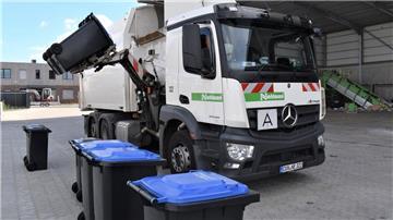 Ein Fahrzeug eines Entsorgungsunternehmens holt Mülltonnen ab und leert. Die Auswirkungen des Streiks bei Nehlsen betreffen weiter die Entsorgung von Privathaushalten und Gewerbekunden im Landkreis Cuxhaven. 