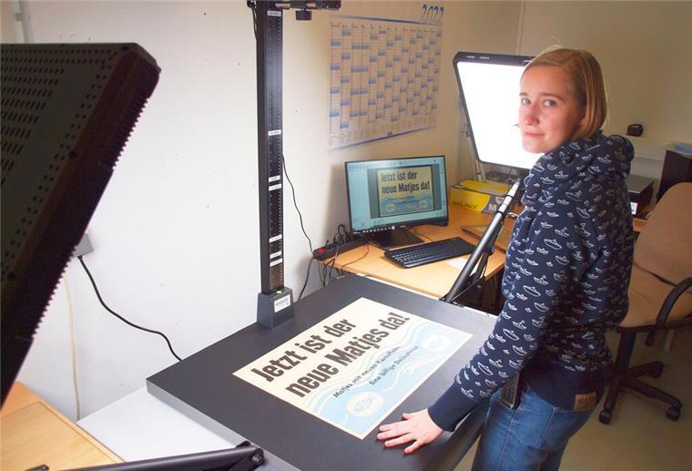 Auszubildende Anna Brandt arbeitet am Archivscanner