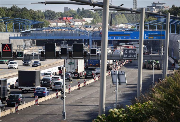 Die Autobahn A7 im Nordwesten Hamburgs wird am kommenden Wochenende zwischen der Anschlussstelle Hamburg-Volkspark und dem Dreieck Nordwest voll gesperrt.