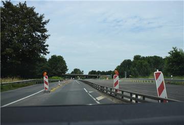 Die Autobahnanschlussstelle Bremerhaven Süd ist seit Monaten gesperrt. Die neue Fahrbahndecke auf der Ostseite liegt. Es feheln aber noch die Markierugen.