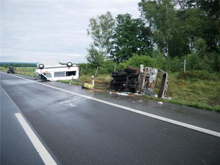 Schwerverletzter auf der A1 - Transporter brennt völlig aus Die Autobahnpolizei Sittensen sucht nach Zeugen, die einen Unfall auf der A1 zwischen Heidenau und Hollenstedt beobachtet haben.