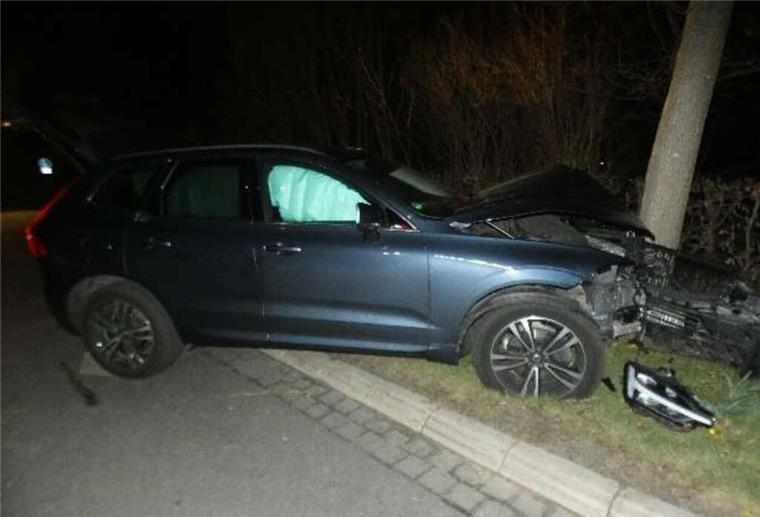 Ein von einem Unfall schwer beschädigtes Auto. Eine Autofahrerin ist am späten Donnerstagabend von der Fahrbahn abgekommen und wurde bei dem Unfall schwer verletzt.