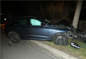 Ein von einem Unfall schwer beschädigtes Auto. Eine Autofahrerin ist am späten Donnerstagabend von der Fahrbahn abgekommen und wurde bei dem Unfall schwer verletzt.