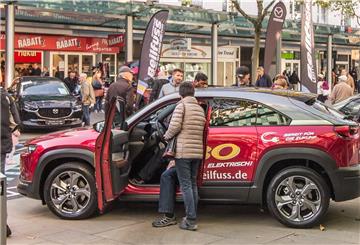 Auto in der Innenstadt, Tür geöffnet