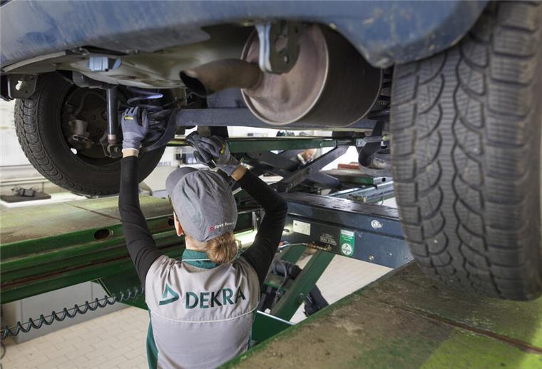 Jedes vierte Auto in Bremen fällt bei Hauptuntersuchung durch Eine KFZ-Ingenieurin kontrolliert in einer Dekra-Werkstatt ein Fahrzeug bei einer Hauptuntersuchung
