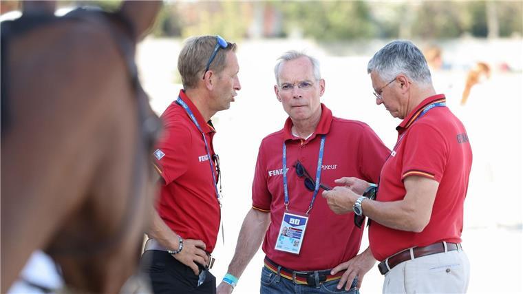 Blechschaden beim Gold-Trainer Die Autos von Tierarzt Jan-Hein Swagemakers (m) und Bundestrainer Otto Becker (r) sind demoliert worden.