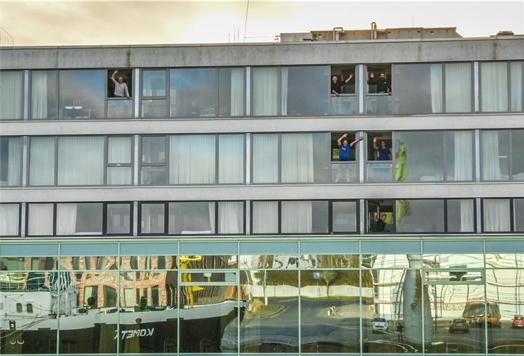 Die AWI-Polarfahrer winken aus einem Hotel im Fischereihafen. Sie sind sicherheitshalber noch in Quarantäne. Morgen soll ihre Reise losgehen.