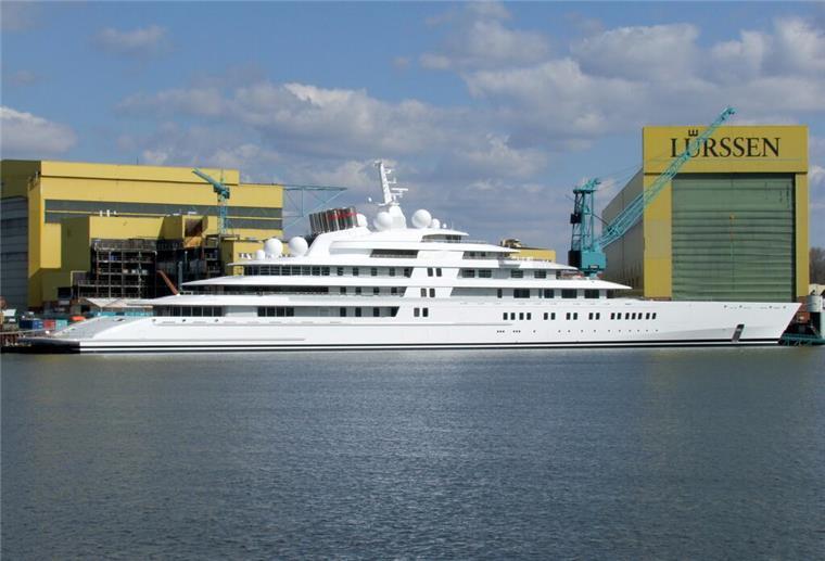 Die Superjacht "Azzam" vor der Lürssen-Werft.