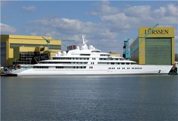 Die Superjacht "Azzam" vor der Lürssen-Werft.