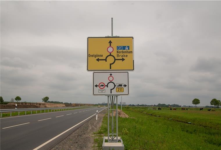 Die B 211 neu ist zwar fertig, doch die Baustellen- und Umleitungsschilder stehen noch. Denn ab 23. Juni werden an der Kreuzung B212/Weserstraße/B211 neu die endgültigen Ampeln aufgestellt, dieser Abschnitt der B 211neu wird gesperrt..