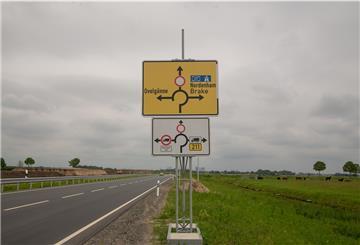 Die B 211 neu ist zwar fertig, doch die Baustellen- und Umleitungsschilder stehen noch. Denn ab 23. Juni werden an der Kreuzung B212/Weserstraße/B211 neu die endgültigen Ampeln aufgestellt, dieser Abschnitt der B 211neu wird gesperrt..