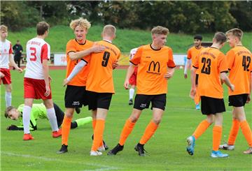 Die B-Junioren der JSG 1. FC Nordenham/TSV Abbehausen (orange Trikots/hier im Spiel gegen den SV Brake) sind in der Bezirksliga erfolgreich. Sie wollen endlich wieder spielen.
