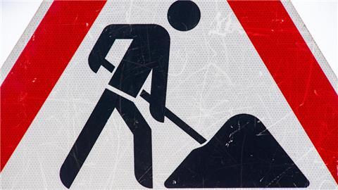 Ein Baustellenschild.  Die B211 bei Brake ist wegen eines Schwertransporters gesperrt – auch Busse sind betroffen.