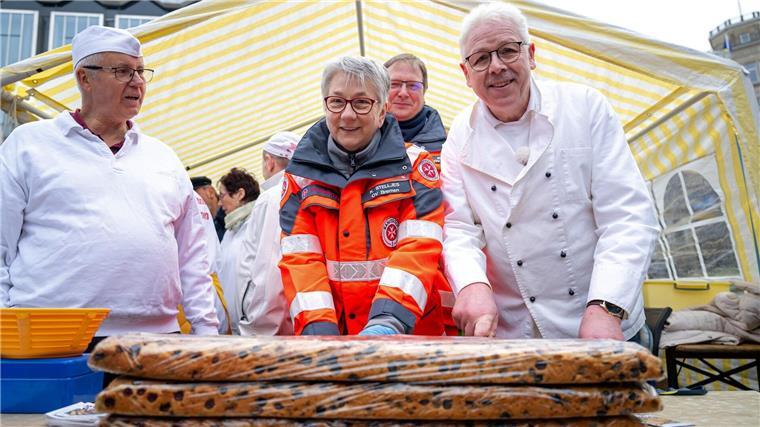 Die Bäckerinnung in Bremen hat 100 Meter Klaben für den guten Zweck gebacken. 